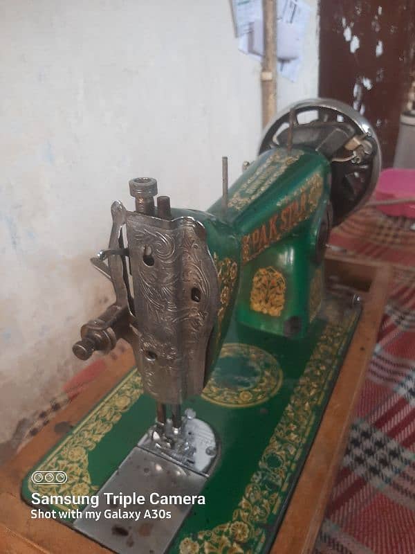 sewing machine in good working conditioar man kum kum istmal hui hay. 0