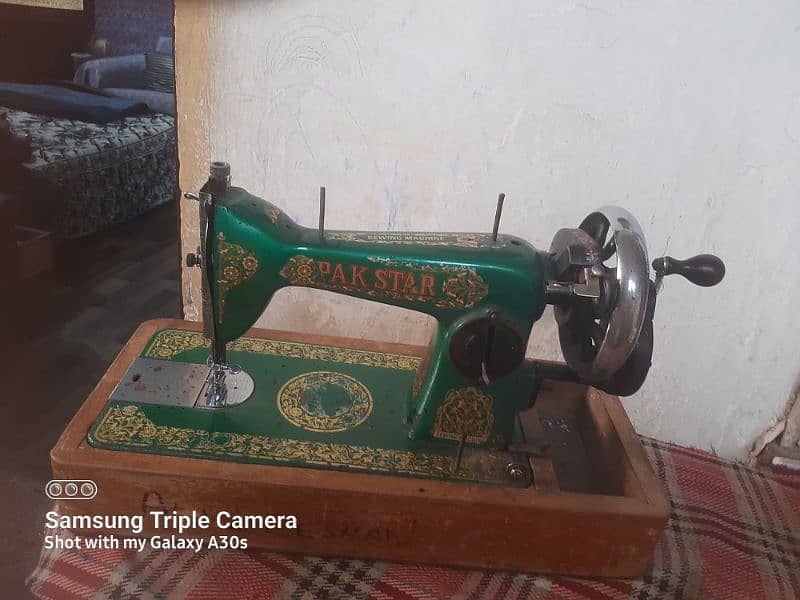 sewing machine in good working conditioar man kum kum istmal hui hay. 1