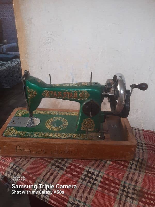 sewing machine in good working conditioar man kum kum istmal hui hay. 2