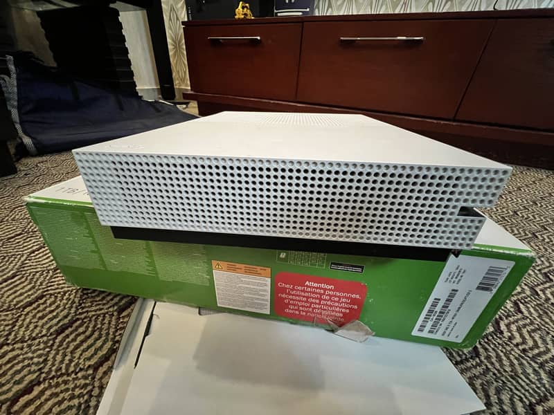 Xbox One S Is Available For Sale 1tb 9