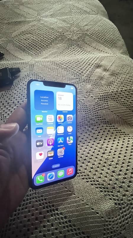 hi i am selling  my iphone 11 pro max 256 gb factory unlock 2