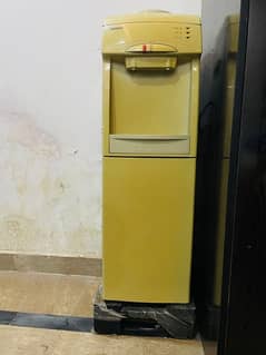 water dispenser and refrigerator