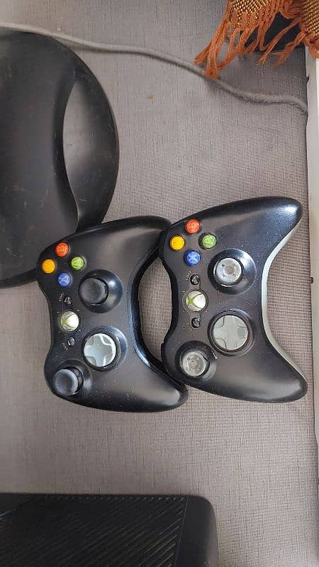 xbox 360 E with 2 wireless controller and 11 orignal game cds 4