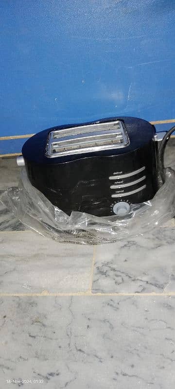 new condition hn or Dabba pack h.  sandwich maker bht aache hn 1