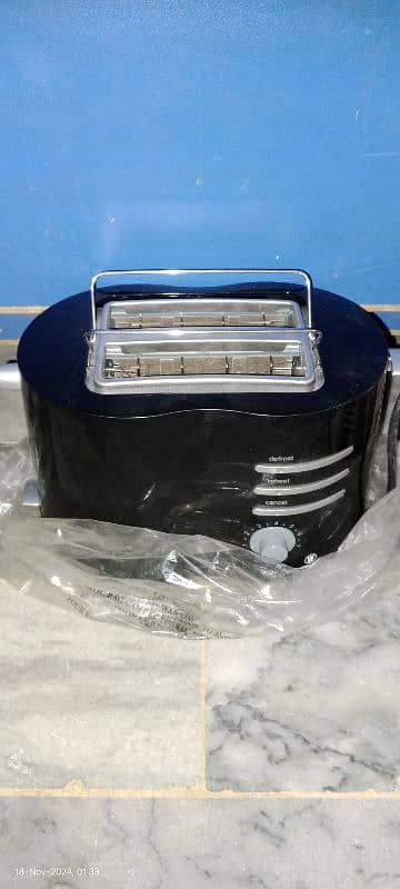 new condition hn or Dabba pack h.  sandwich maker bht aache hn 4