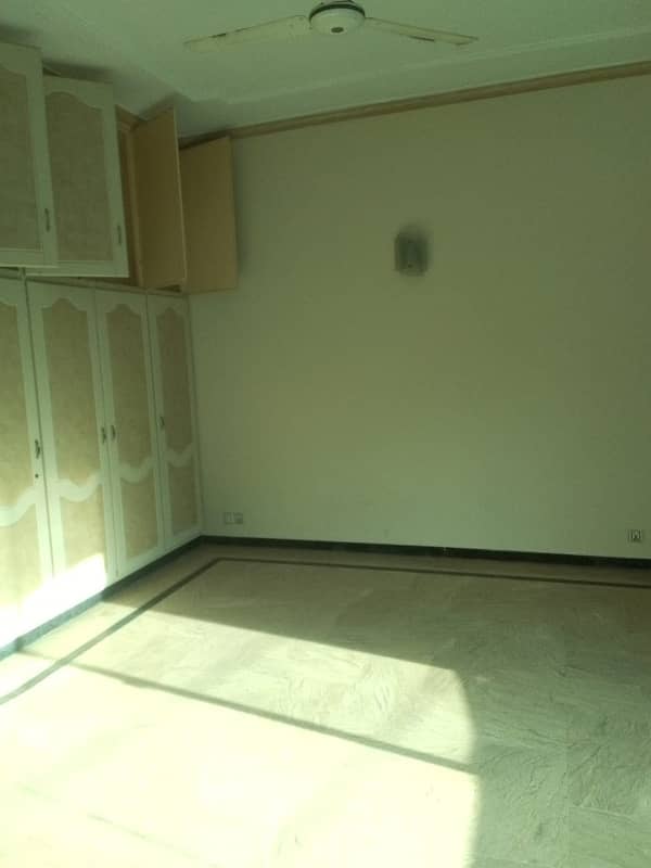 1 Kanal Upper Portion 3 Bed with attached bath for Rent on Location in DHA Phase 5 ,Lahore 2