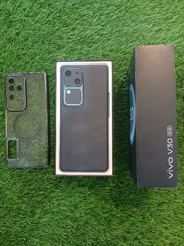 vivo v30 12/256 colour Green 4