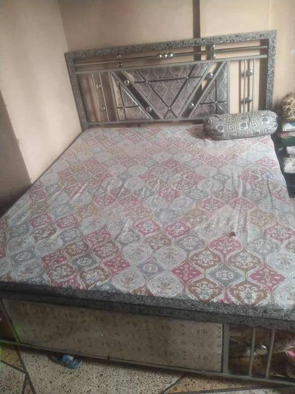 6/5 ka bed hai mattress k sth 0