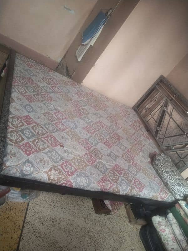 6/5 ka bed hai mattress k sth 1