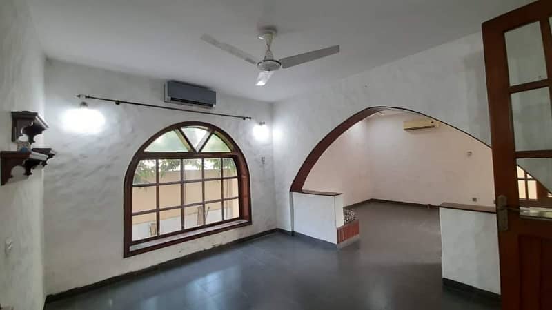 1 Kanal just IMMACULATE COUNDITION Luxury in Phase 6 Bungalow For Sale 4