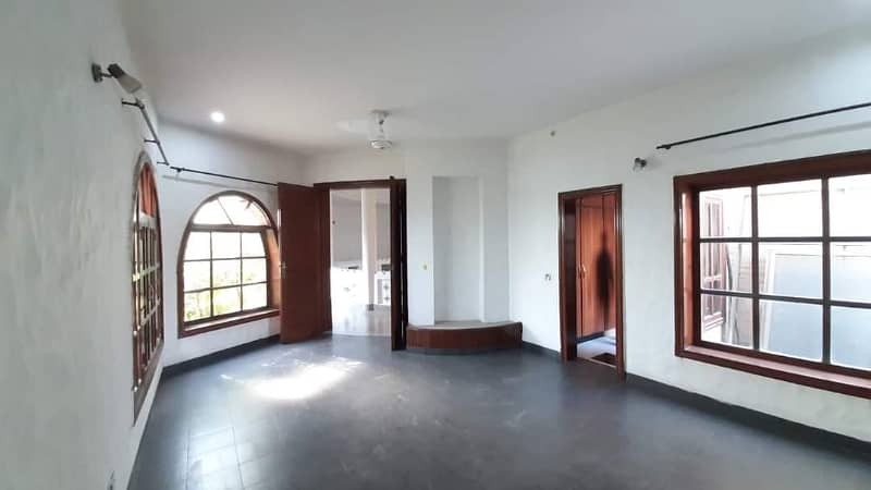 1 Kanal just IMMACULATE COUNDITION Luxury in Phase 6 Bungalow For Sale 14