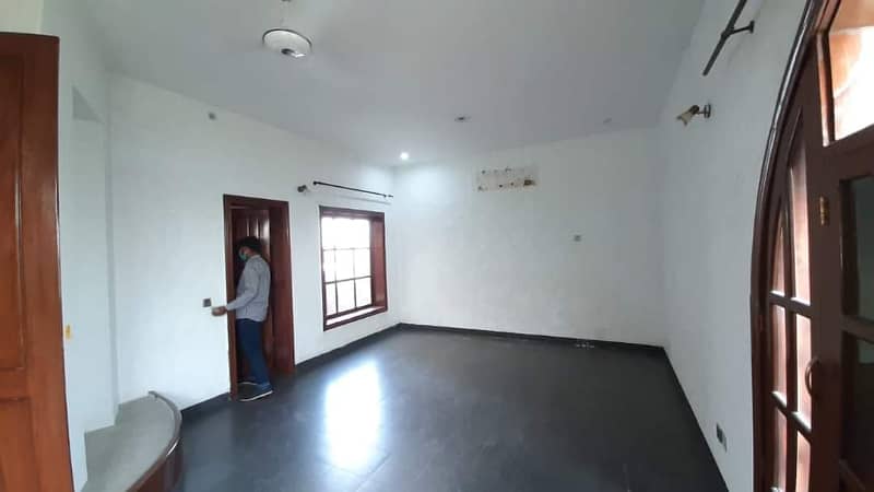 1 Kanal just IMMACULATE COUNDITION Luxury in Phase 6 Bungalow For Sale 16