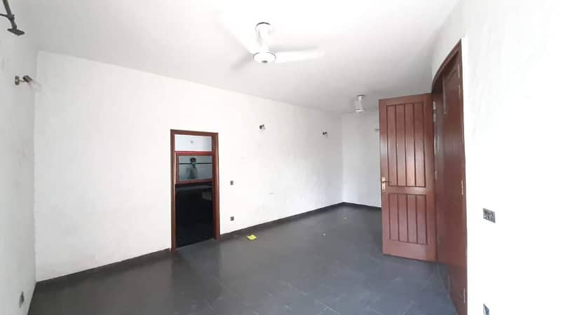 1 Kanal just IMMACULATE COUNDITION Luxury in Phase 6 Bungalow For Sale 20