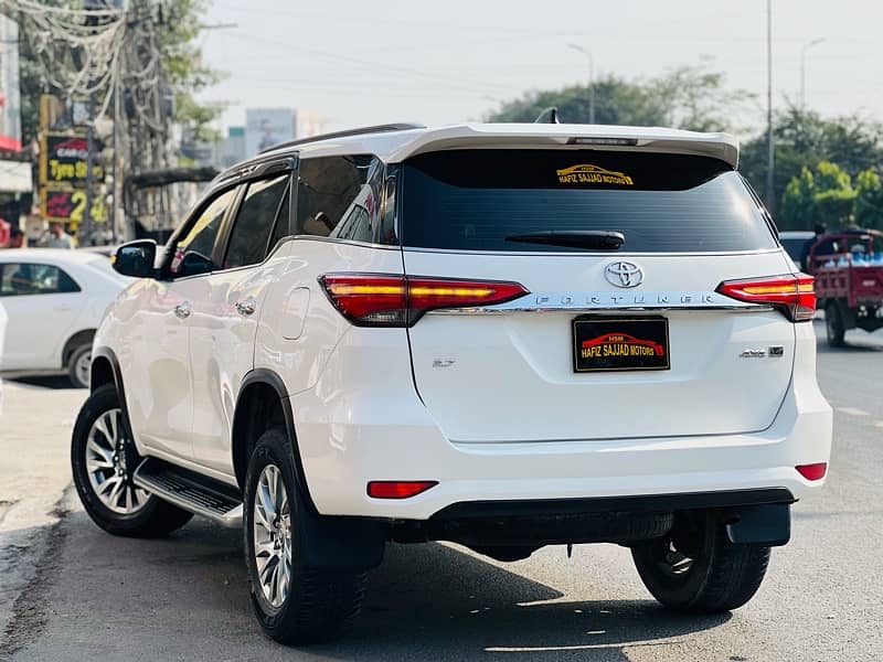 Toyota Fortuner V 2021 4