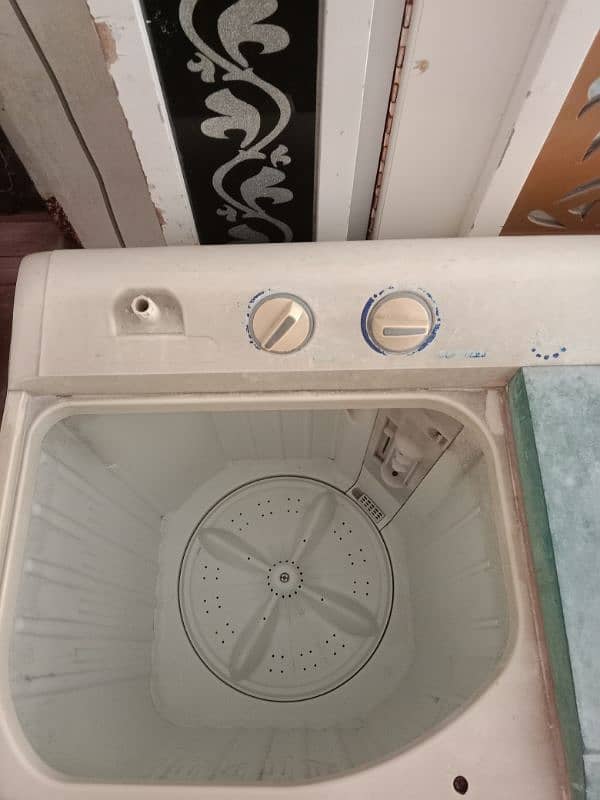 Haier ka washing machine hai on hai kali dryer mein tora kam hai 1