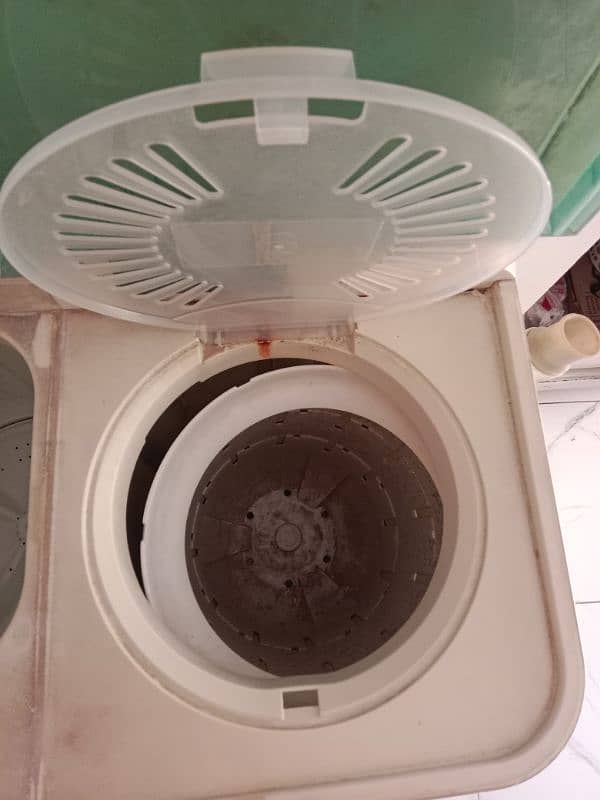 Haier ka washing machine hai on hai kali dryer mein tora kam hai 2