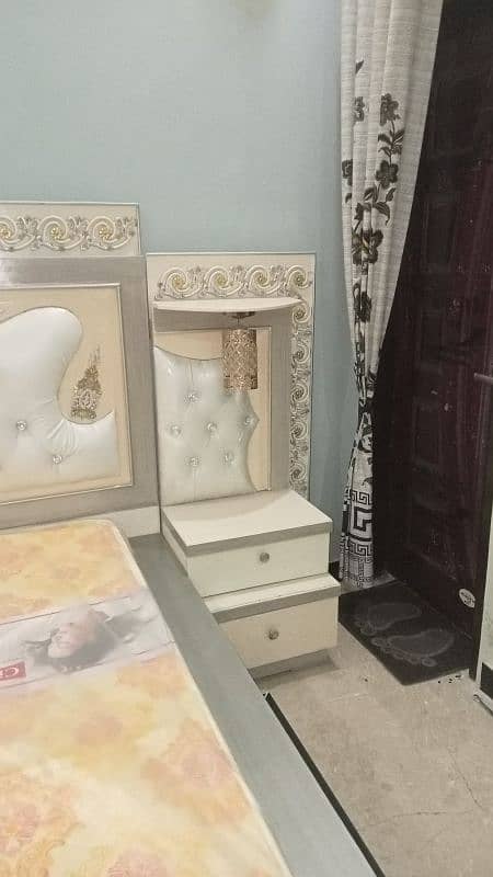 bad or side table hai 2 or drasing tabil hai good condition Mai hai 3