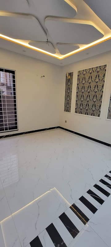 10 MARLA FULL HOUSE WITH SERVANT QUARTER & GARAGE HOT LOCATION OF BAHRIA TOWN LHR 11