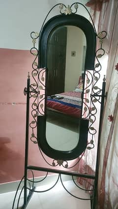 Very Elegant And Beautiful Iron Rode Mirror.