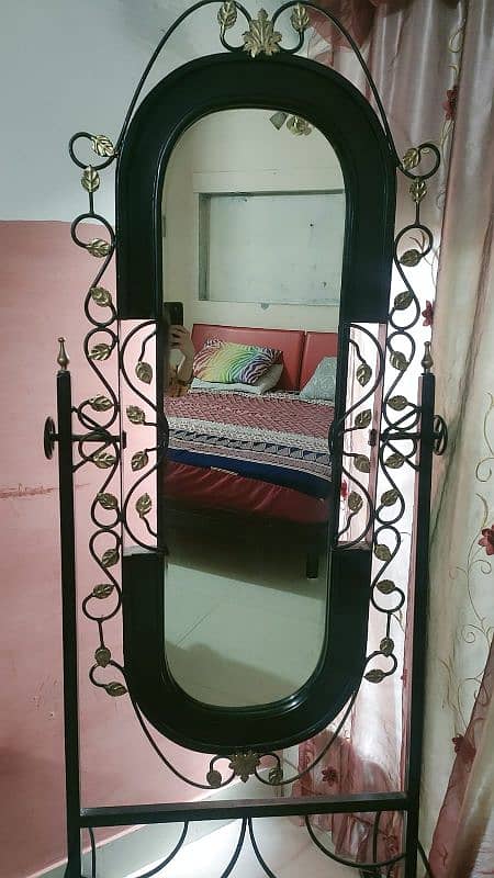 Very Elegant And Beautiful Iron Rode Mirror. 1