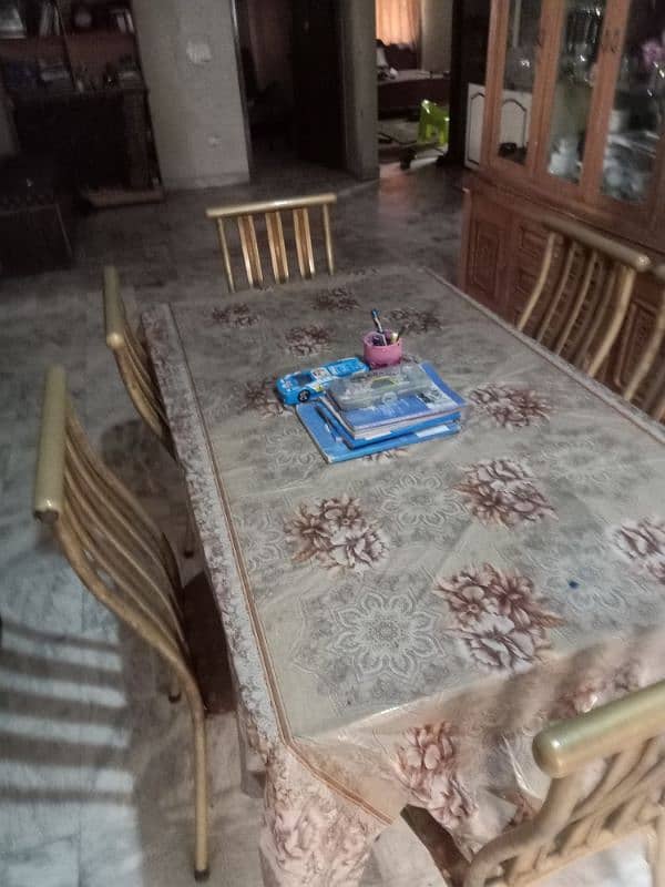 urgently sale my good condition dining table of 6 chairs 1