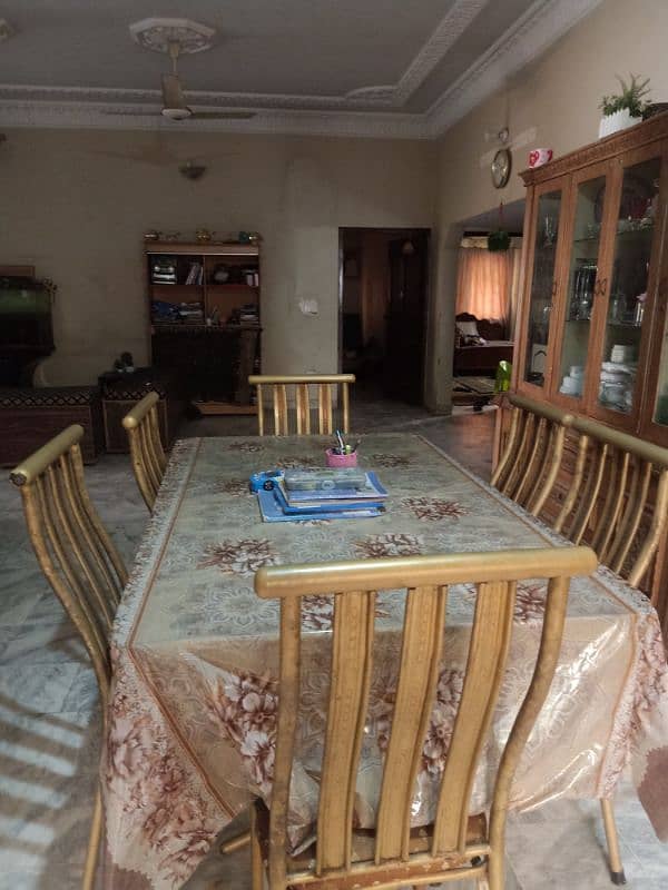 urgently sale my good condition dining table of 6 chairs 2