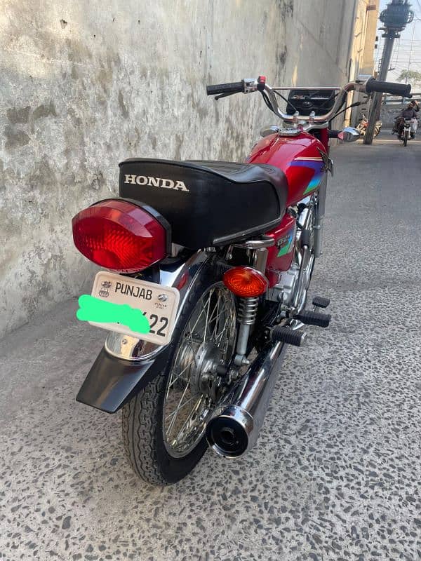 honda125.2000 madel totol new  madel k genwan Saman me tayar. ok bike 1