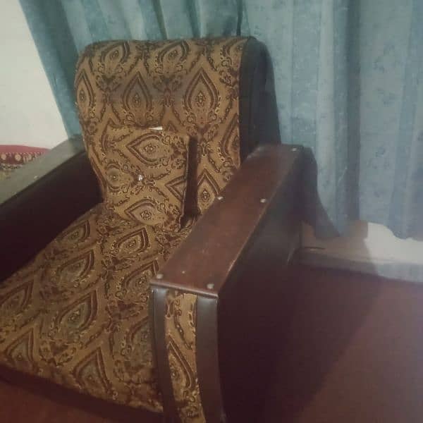 Used 5- seater wide sofa. . 0