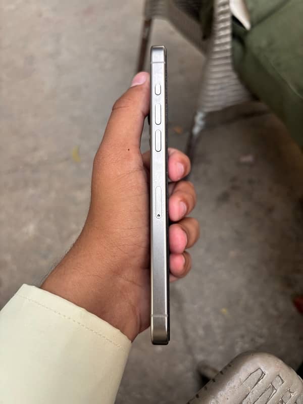 I Phone 15 pro max FU Natural Titanium 3