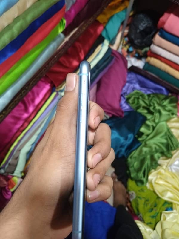 iPhone XR for sell 10/10 condition 4