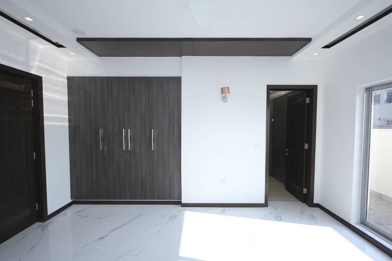 1 KANAL OLD AND MAINTAINED BEAUTIFUL DESIGN HOUSE FOR SALE IN PHASE 1 PRIME LOCATION 19