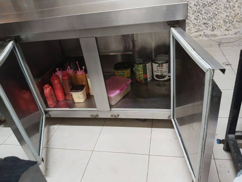 prep table with under counter chiller 1