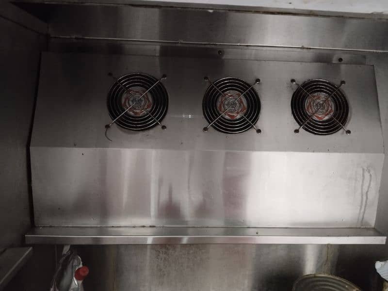 prep table with under counter chiller 2