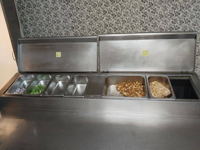 prep table with under counter chiller 3