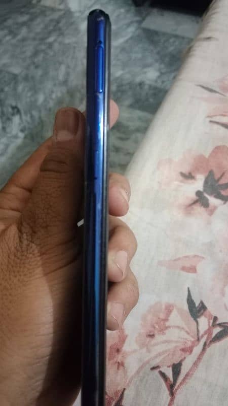 vivo s1 phone sath chargar hai Dabba hai vibration on ni hai 0