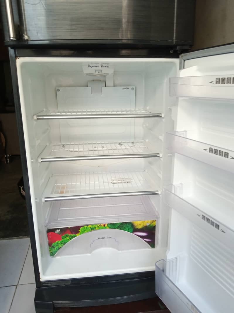 Refrigerator Dawlance. . . Good Condition 8