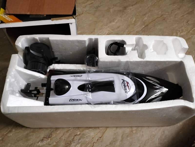 HJ806B Electric RC Boat 35KM/H 200m High Speed 2.4GHz Remote Control 15