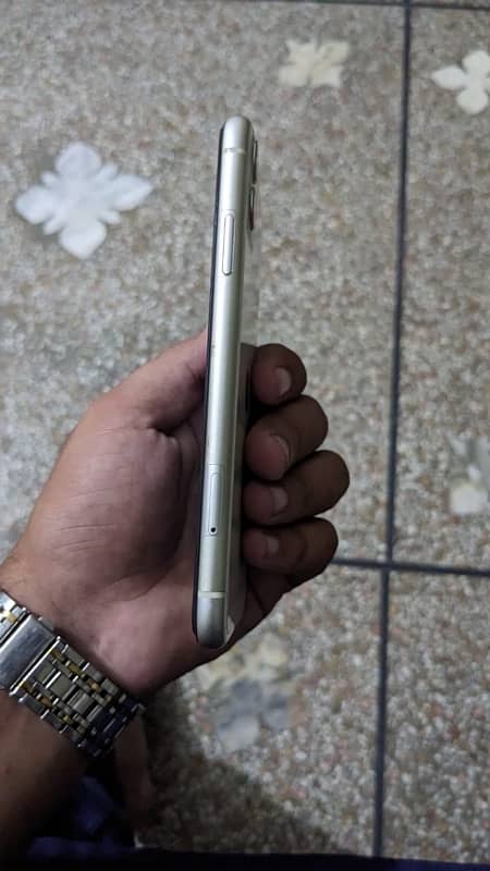 iPhone 11 64gb non pta with box with charger 3