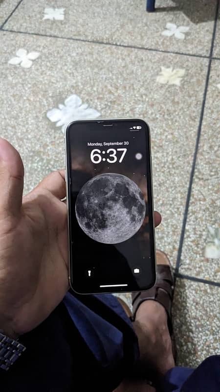 iPhone 11 64gb non pta with box with charger 4