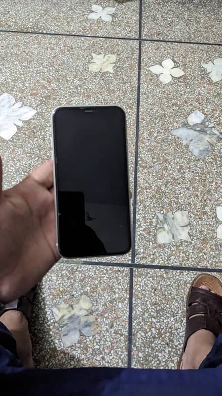 iPhone 11 64gb non pta with box with charger 5