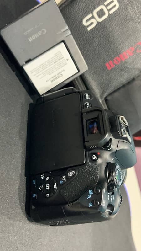 DSLR CANON 700D TOUCH AND ROTATEABLE SCREEN CAMERA 2