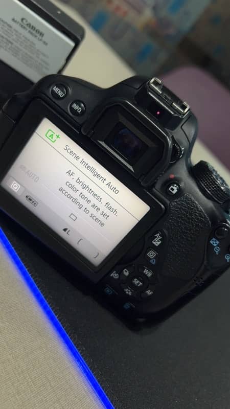 DSLR CANON 700D TOUCH AND ROTATEABLE SCREEN CAMERA 3