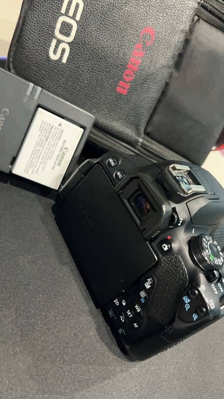 DSLR CANON 700D TOUCH AND ROTATEABLE SCREEN CAMERA 4