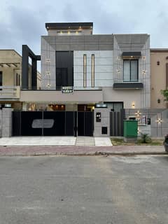 We Are Offering 1 Kanal Luxury Modern House With Gas Available For Rent In Bahria Town Lahore.