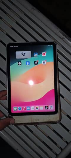 iPad mini 6 - 9/10 condition