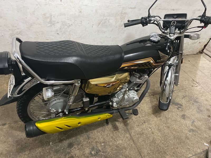 honda 125 special edition black golden 0