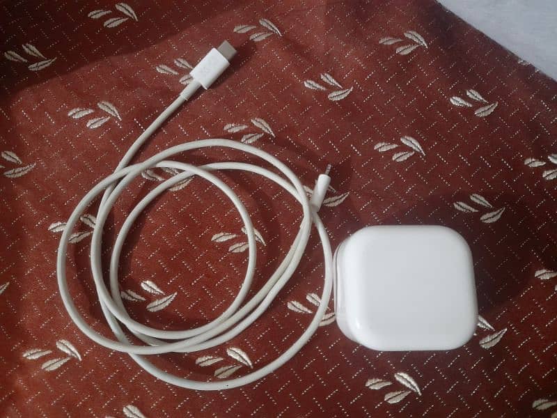 Apple USB-C Power Adapter (20W) 1