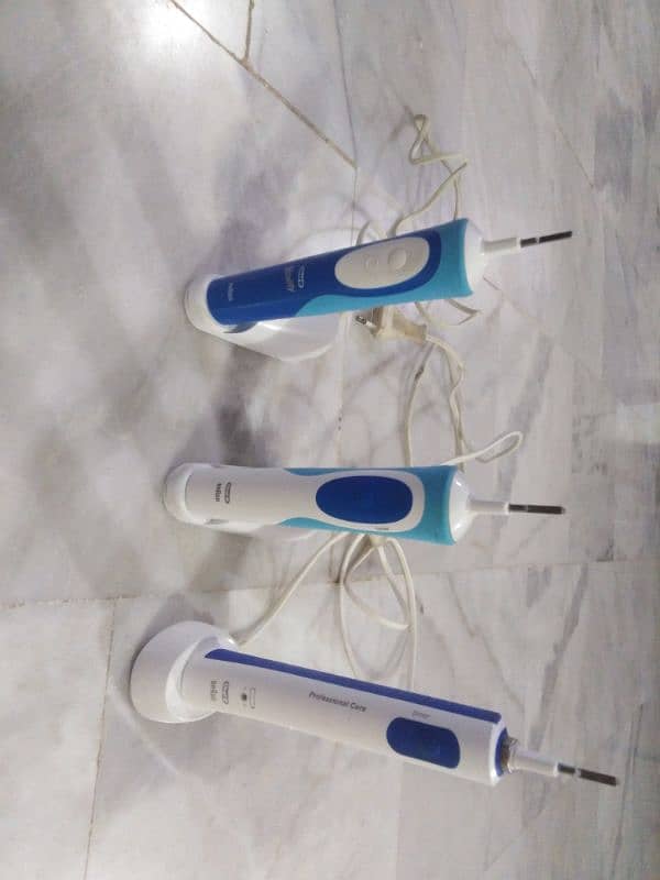 braun electric toothbrush with charger made in Germany 0