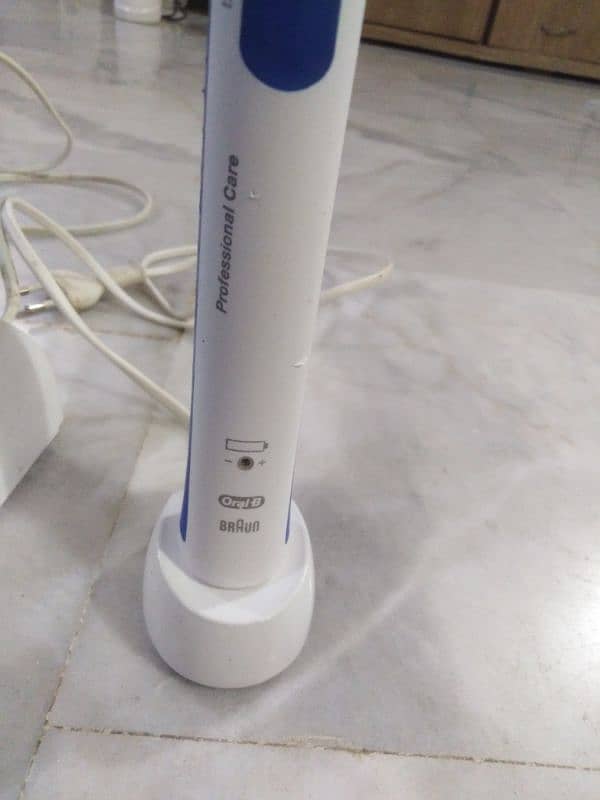 braun electric toothbrush with charger made in Germany 1