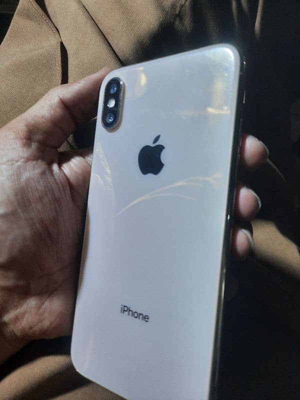 I phone xs Non pta 64GB . Golden colour . factory unlock 3